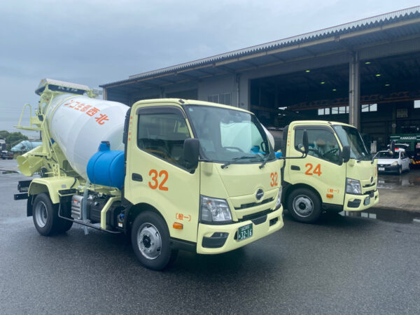 小型生コン車