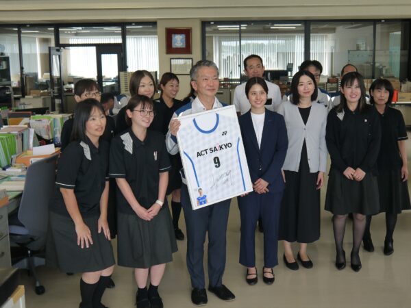 ACT西京　久湊菜々選手と集合写真