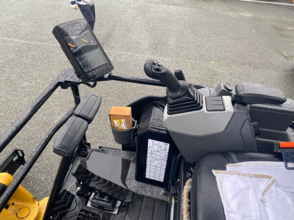 バックホウ運転席